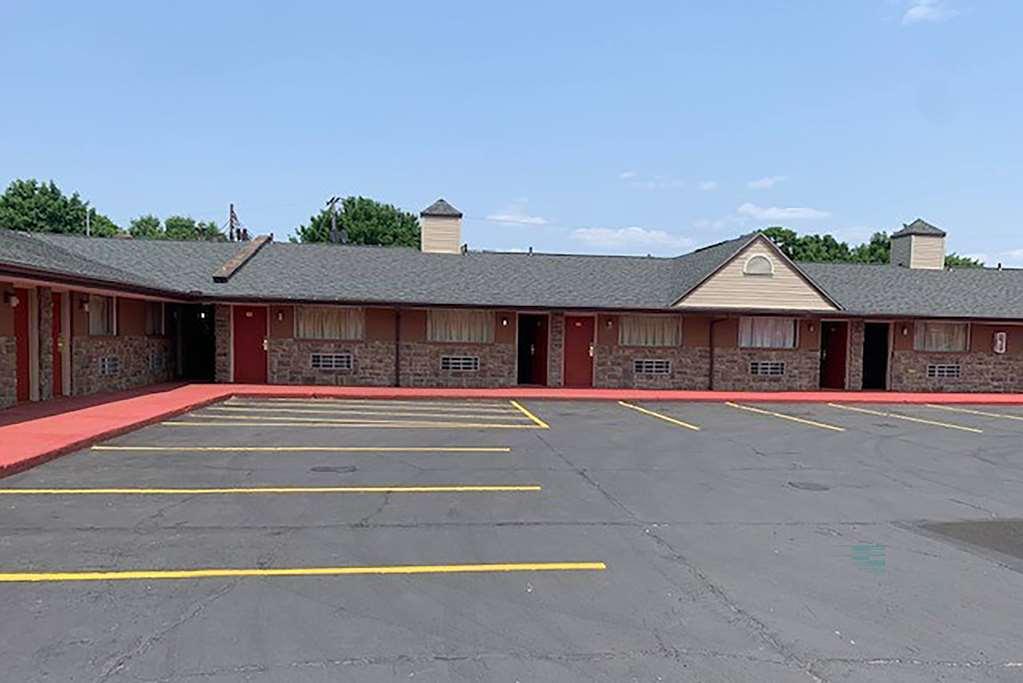 Rodeway Inn Youngstown Exterior photo