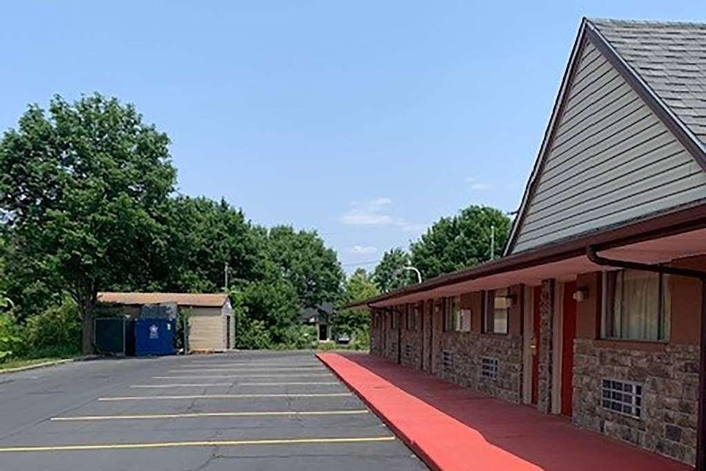 Rodeway Inn Youngstown Exterior photo