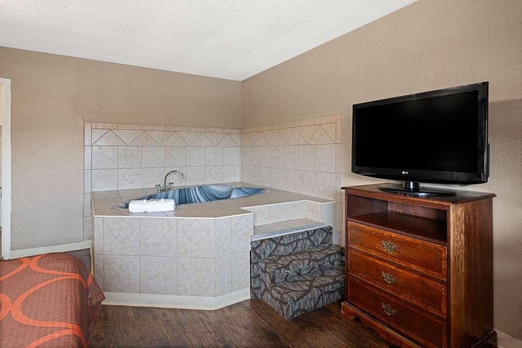 Rodeway Inn Youngstown Room photo
