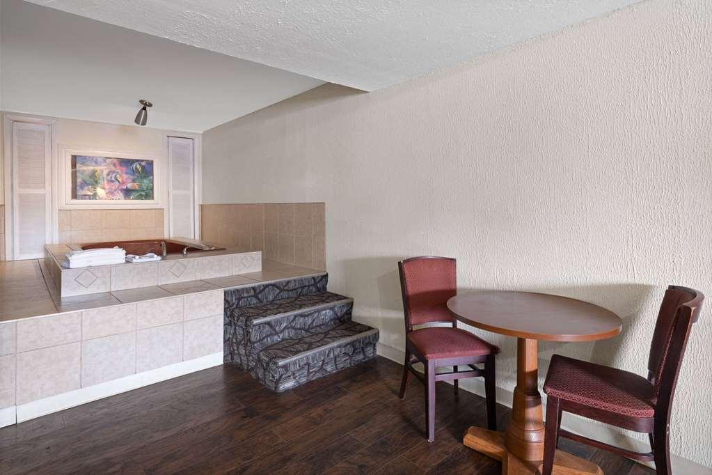 Rodeway Inn Youngstown Room photo