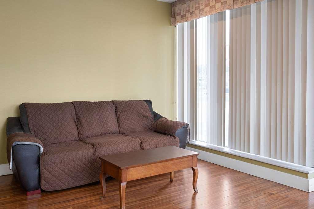 Rodeway Inn Youngstown Interior photo