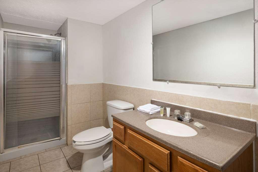 Rodeway Inn Youngstown Room photo