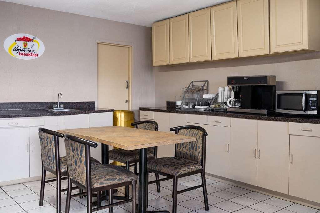 Rodeway Inn Youngstown Facilities photo
